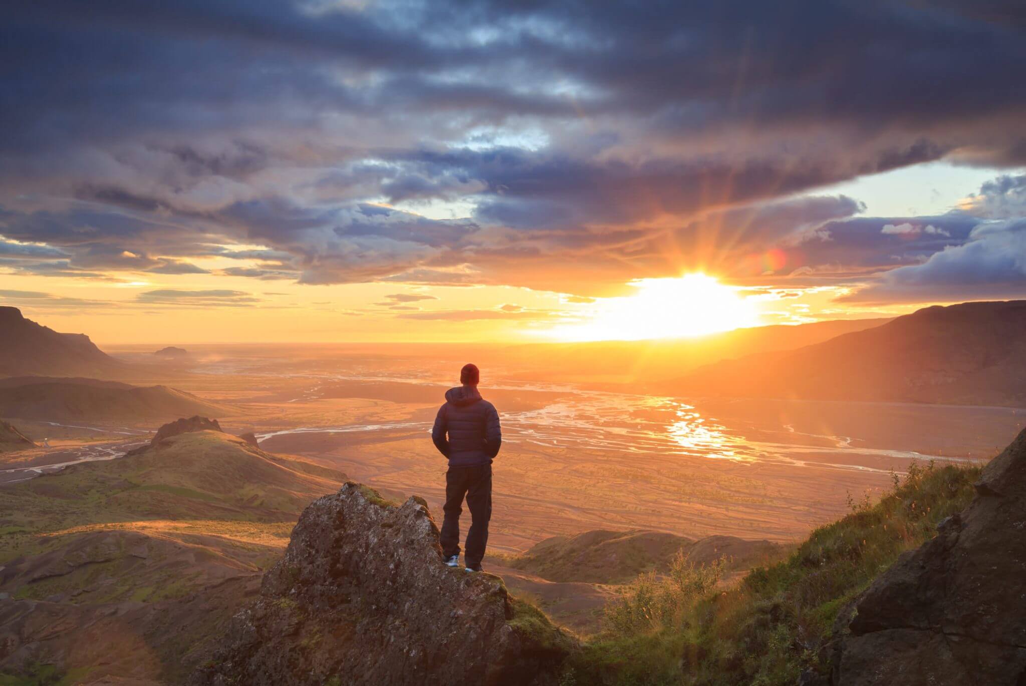 Personne debout devant un couché de soleil : devenir un leader inspiré