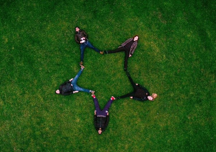 Groupe de personnes dans l'herbe